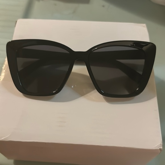 Black womens sunglasses - Picture 1 of 3